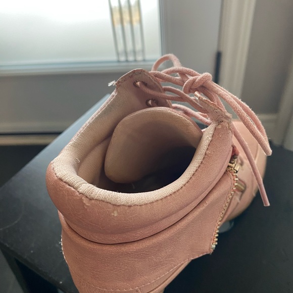 Top Moda - size 5 1/2 - hidden heel lace up sneaker - synthetic upper - Picture 10 of 16